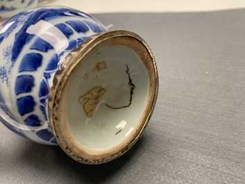 Une verseuse couverte en porcelaine de Chine en bleu et blanc &agrave; monture en argent, &eacute;poque Transition